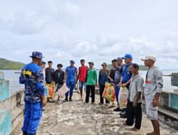 Dukung Program Presiden, Marnit Polairud Obi bersama Masyarakat Bersihkan Pesisir Desa Alam Pelita