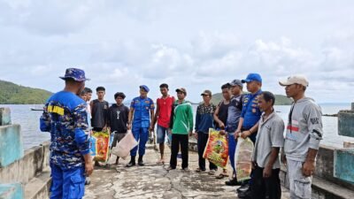 Dukung Program Presiden, Marnit Polairud Obi bersama Masyarakat Bersihkan Pesisir Desa Alam Pelita