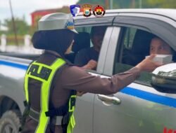 Lagi, Sat lantas Polres Halteng Bagi-bagi Takjil di hari ke-8 Ramadhan