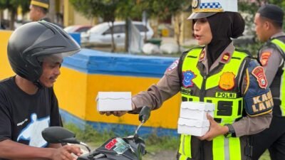 Hari pertama Ramadan, Polres Halmahera Tengah Bagi-bagi Takjil