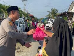 Hangatkan Ramadan, Polisi di Haltim “Cegat” Pengendara dengan Takjil