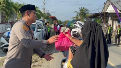 Hangatkan Ramadan, Polisi di Haltim “Cegat” Pengendara dengan Takjil
