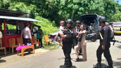 Kembali ke Rumah dengan Aman, Polisi Kawal Evakuasi Warga Sibenpopo Pasca Bentrok