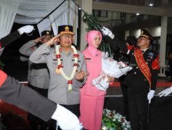 Tangis dan Hormat Iringi Purna Tugas Irjen Waris Agono