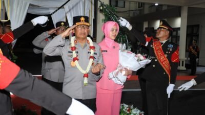 Tangis dan Hormat Iringi Purna Tugas Irjen Waris Agono