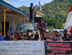 Protes Pelayanan Buruk, Ratusan Massa Geruduk Puskesmas Dama