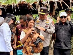 Brigjen Stephen Dampingi Gubernur Sherly, Salurkan Bansos bagi Masyarakat Suku Tobelo Dalam 