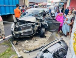 ‎Hilang Kendali, Mobil Datsun Seruduk Jembatan Bastiong dan Hantam Mobil Box