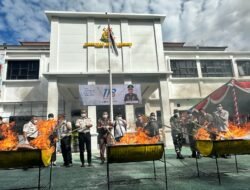 Kejari Ternate Musnahkan Barang Bukti Narkoba hingga Senjata Tajam dari Puluhan Perkara
