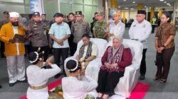 ‎Brigjen Pol Arif Budiman dan Istri Disambut Adat Joko Kaha Saat Tiba di Ternate