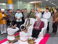 ‎Brigjen Pol Arif Budiman dan Istri Disambut Adat Joko Kaha Saat Tiba di Ternate