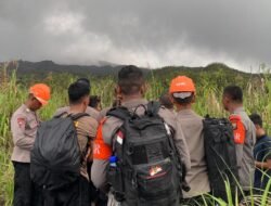 ‎Personel Brimob Polda Malut Diterjunkan Evakuasi Pendaki Korban Erupsi Gunung Dukono‎‎