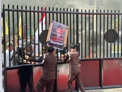 Massa Desak Jaksa Periksa Plt Kadis PUPR Malut Atas Dugaan Sejumlah Proyek Mangkrak