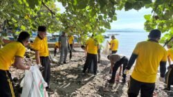Sambut Hari Bhayangkara, Polres Haltim Gelar Bakti Sosial Bersih Pantai di Buli