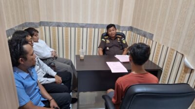 Penyerahan tersangka dan barang bukti kasus dugaan pembunuhan di Kelurahan Tafure kepada Kejaksaan Negeri Ternate, Selasa (23/6/2026). Pelimpahan dilakukan setelah berkas perkara dinyatakan lengkap untuk proses penuntutan. (Foto:Istimewa)