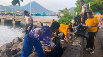 ‎Bersihkan Kawasan PPN Ternate, Ditpolairud Perkuat Kepedulian terhadap Lingkungan‎