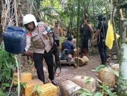 ‎Polisi Musnahkan 250 Liter Miras, 2 Lokasi Penyulingan Dibongkar‎