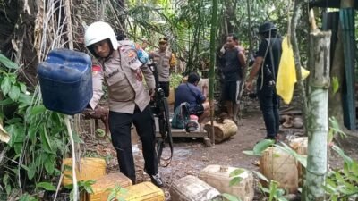 ‎Polisi Musnahkan 250 Liter Miras, 2 Lokasi Penyulingan Dibongkar‎
