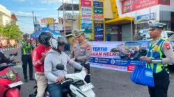 Jelang HUT RI ke-81, Polantas Polda Malut Bagikan Helm SNI dan Sarapan Gratis ke Pengendara