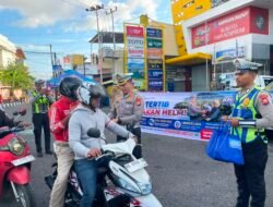 Jelang HUT RI ke-81, Polantas Polda Malut Bagikan Helm SNI dan Sarapan Gratis ke Pengendara