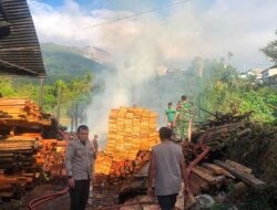 Pangkalan Kayu Udiffa Terbakar, Kerugian Ditaksir Ratusan Juta
